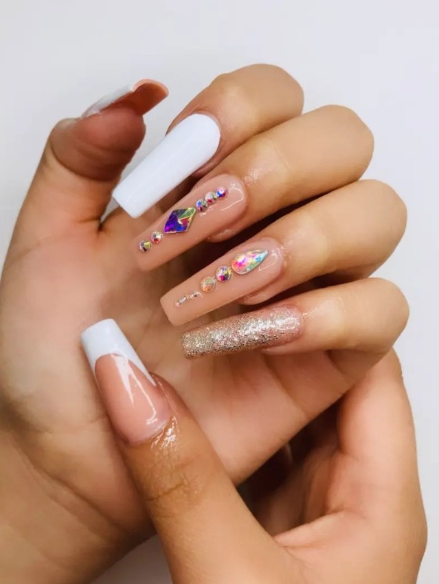 Uñas coffin con cristales